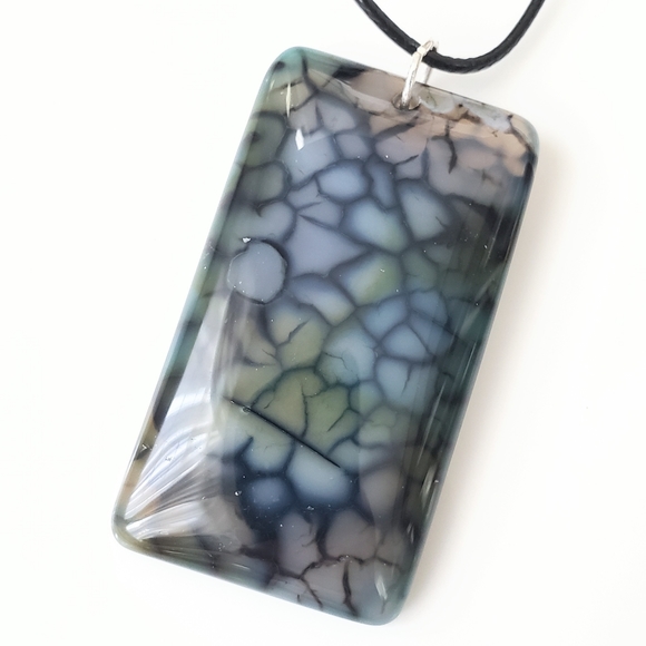 Jewelry - Polished dragon veins agate pendant necklace